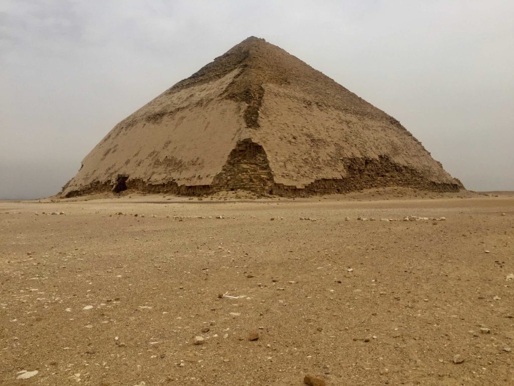 Пирамида снофру имеет 220 104 55. Пирамида Снофру в Дашуре. Ломаная пирамида в Дашуре. Снофру древний Египет. Ломаная пирамида Снофру.