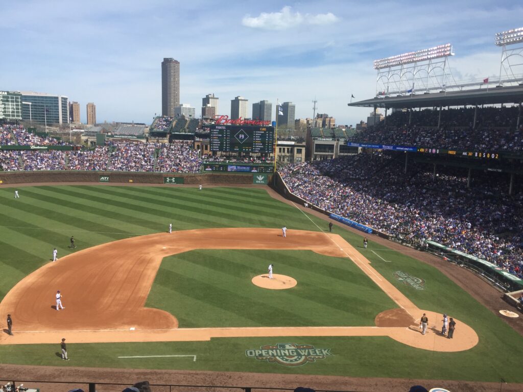 WRIGLEY FIELD SCOREBARD CLOCK IS CHICAGO CUBS GAME' Men's T-Shirt