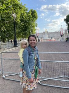 Mother and child in front of Buckingham Palace
