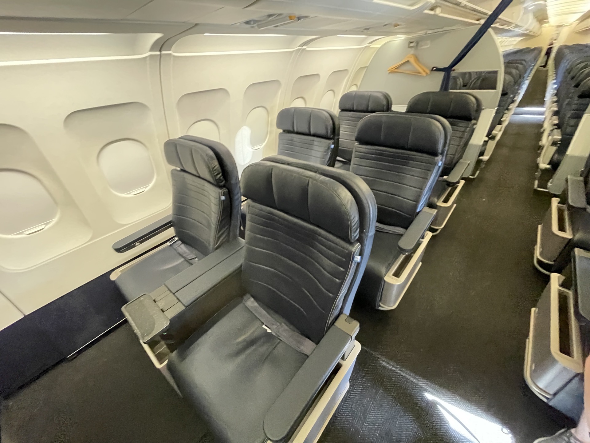 Spacious Airplane Seats : airplane seats