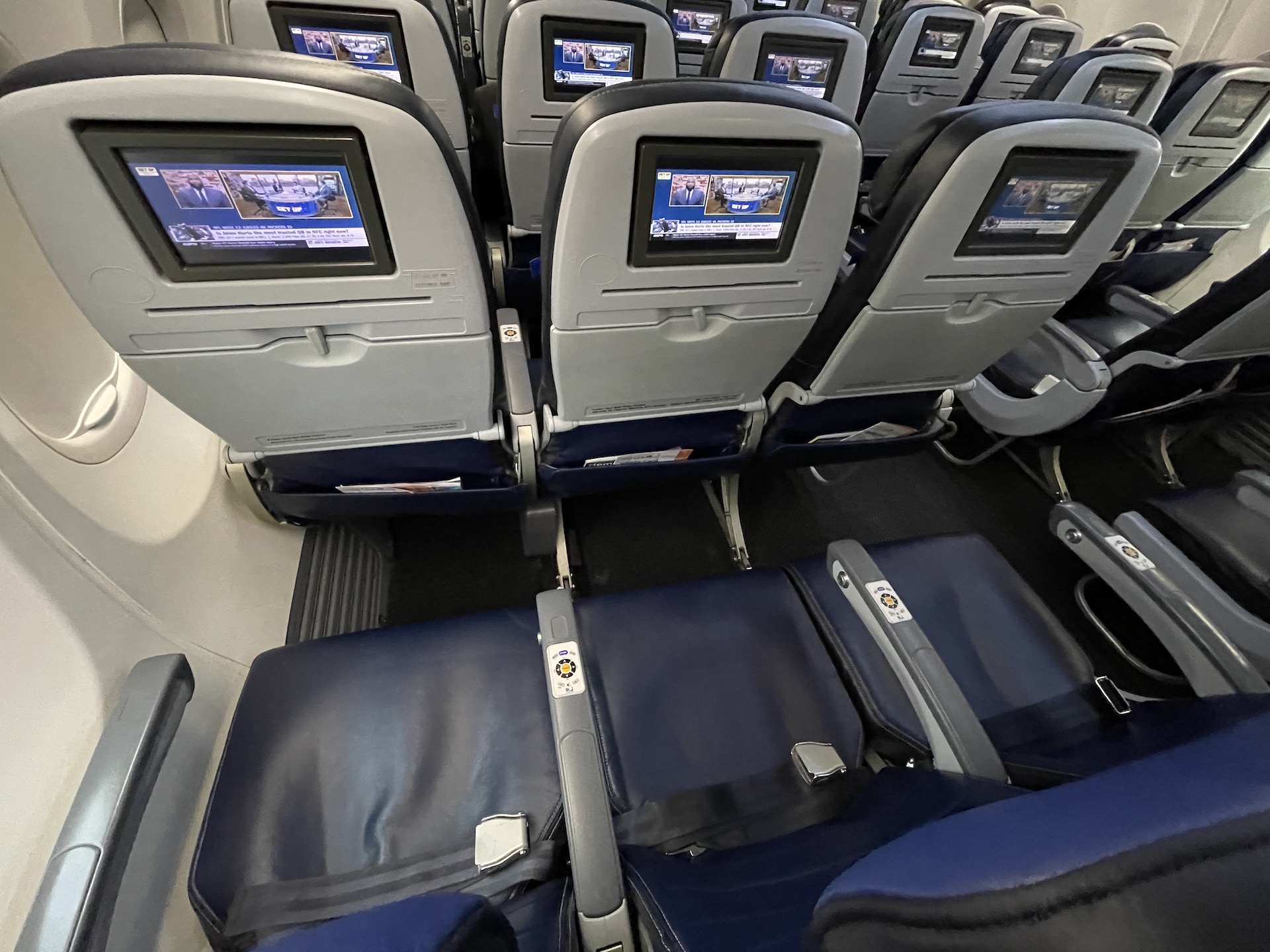 United Economy on 737 from ORD to LGA Review