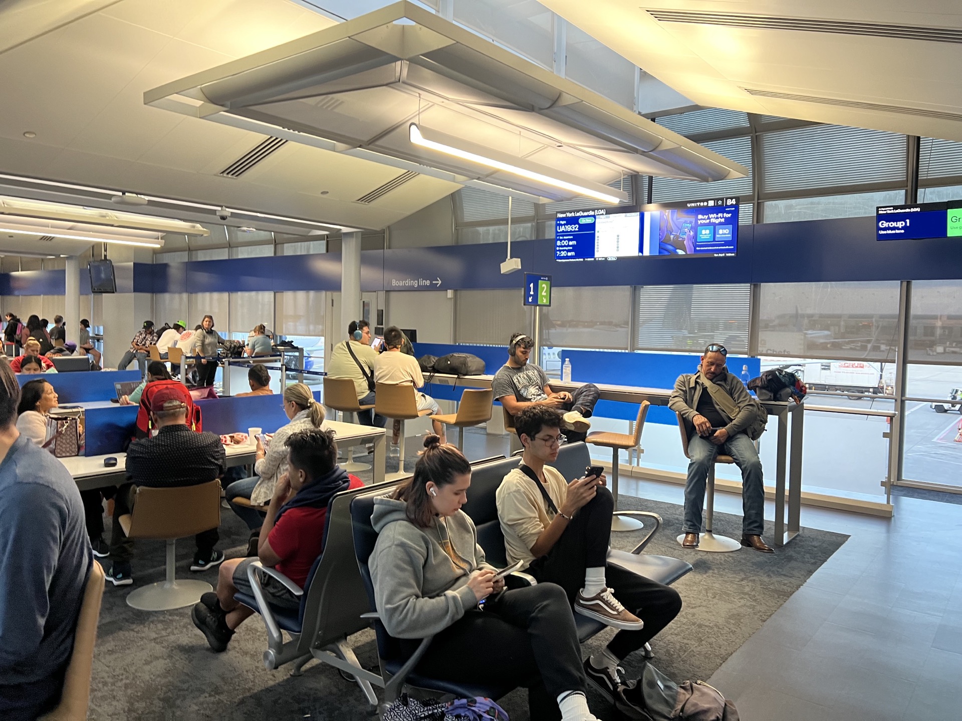 ORD_United-Boarding-Gates - Lattes & Runways