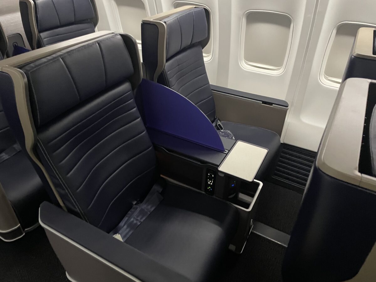 New United First Class Review — Chicago to NYC [2023]